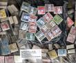 11010: Danmark: Kasse med 300 Rigsvåbenbundter. (a 100 stk. (30.000 små mærker). Vægt 1200 gram. Porto 50 kr. Gode muligheder for fund af ustemplede i højværdier. Over 35 forskellige typer bundter.