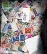 18002: Afvaskede frimærker fra hele verden. Skønsmæssigt 15.000 stk. Mange billedmærker, motivmærker, miniark og ældre også. Vejledende pris 300 kr. Porto 50 kr. GLS.